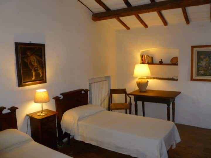 חדר עם 2 מיטות יחיד בקומה הראשונה