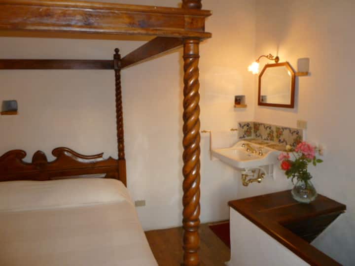 מיטת קווין סייז במגדל.