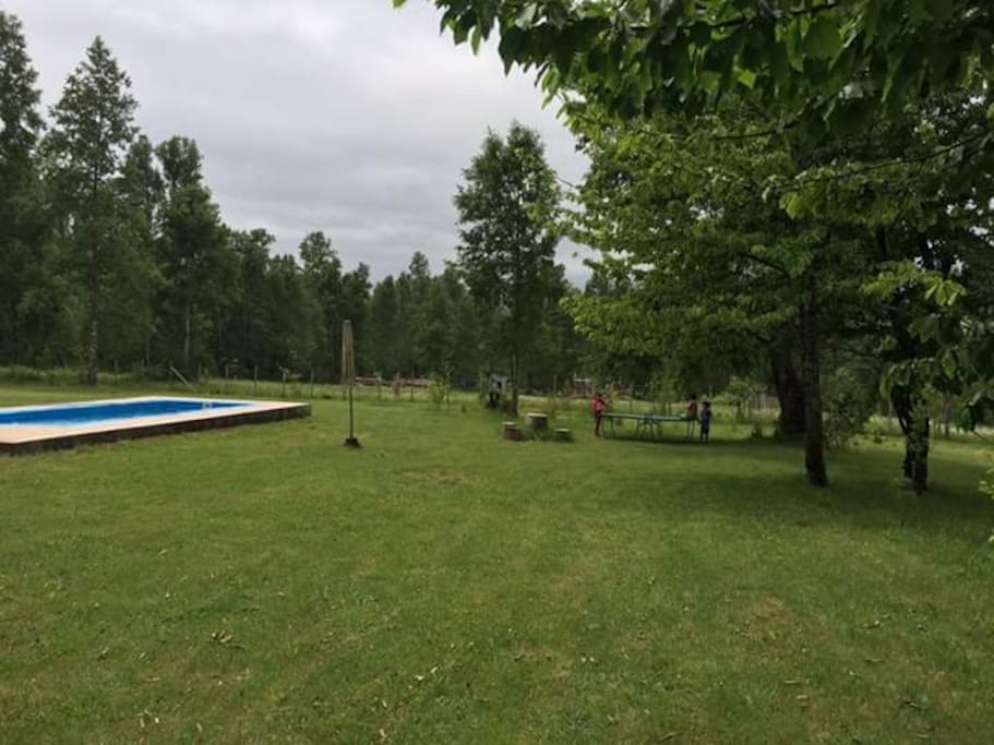Piscina y áreas comunes (parcela con amplias áreas verdes, cancha baby fútbol y espacios para camping)