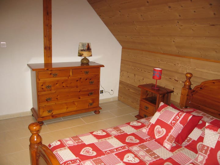 Spálňa  s manželskou posteľou a panoramatickým výhľadom na hory