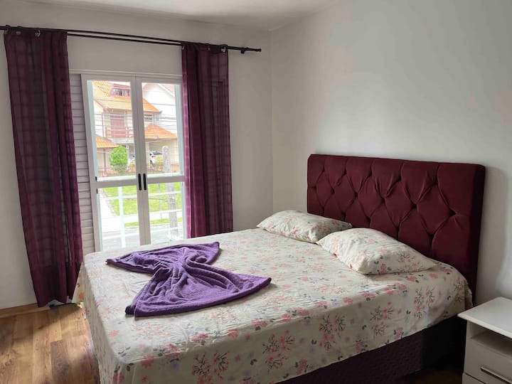 Მთავარი საძინებელი ორადგილიანი საწოლით, ახალი, კომფორტული და კარადა