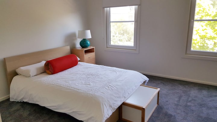 Double room - North Fitzroy, WiFi, 20 secs to tram