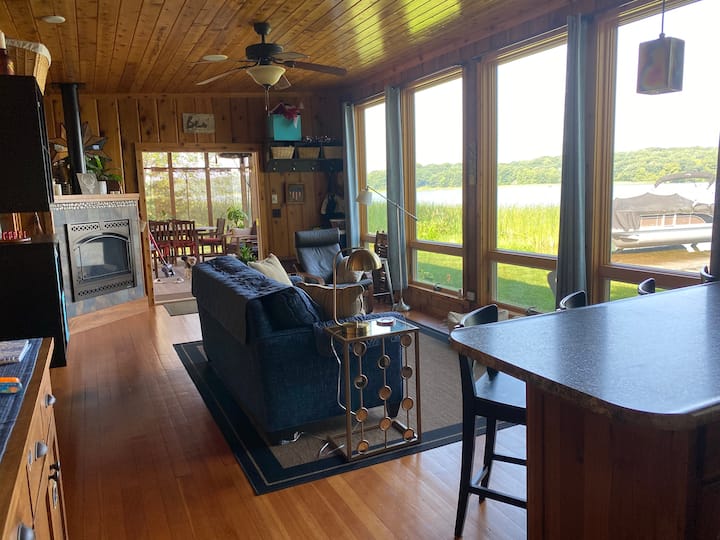 โซฟาดึงออกไปยังเตียงควีนไซส์ที่สะดวกสบายและคุณสามารถชมดาวบ๊อบเบอร์หรือโผล่ขึ้นมาจากความสะดวกสบายของมัน! บ้านน้ำแข็งที่ดีที่สุดในมินนิโซตา! 