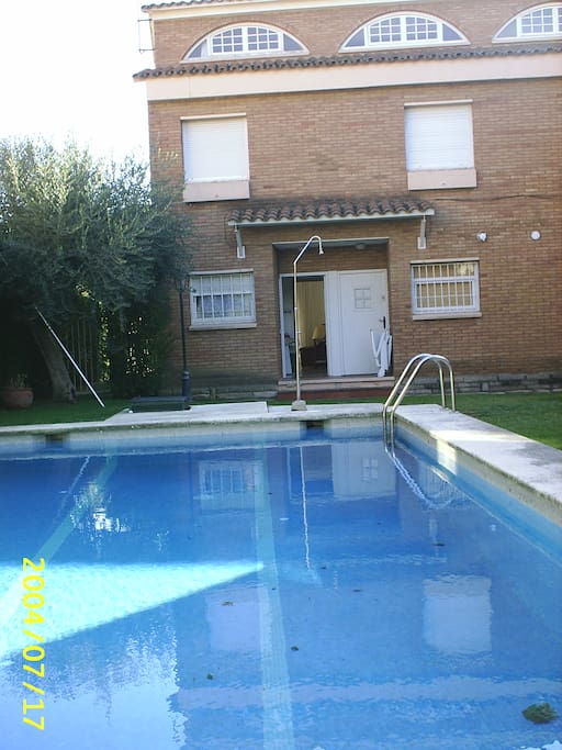 Shared swimming pool in front of the house door
La piscina comunitaria