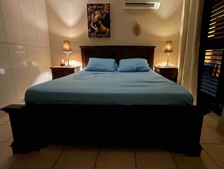 Dormitorio principal con baño principal.