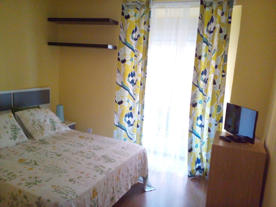 Habitación principal con balcón a la calle.