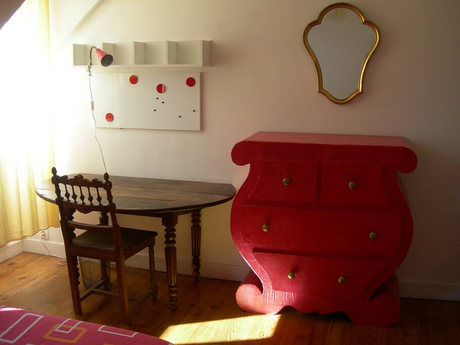 Table de travail, commode, penderie