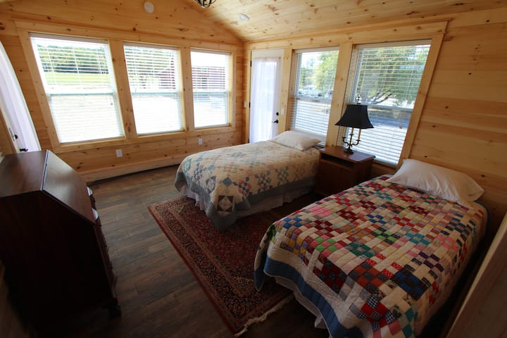 Dvije spavaće sobe s dva odvojena kreveta