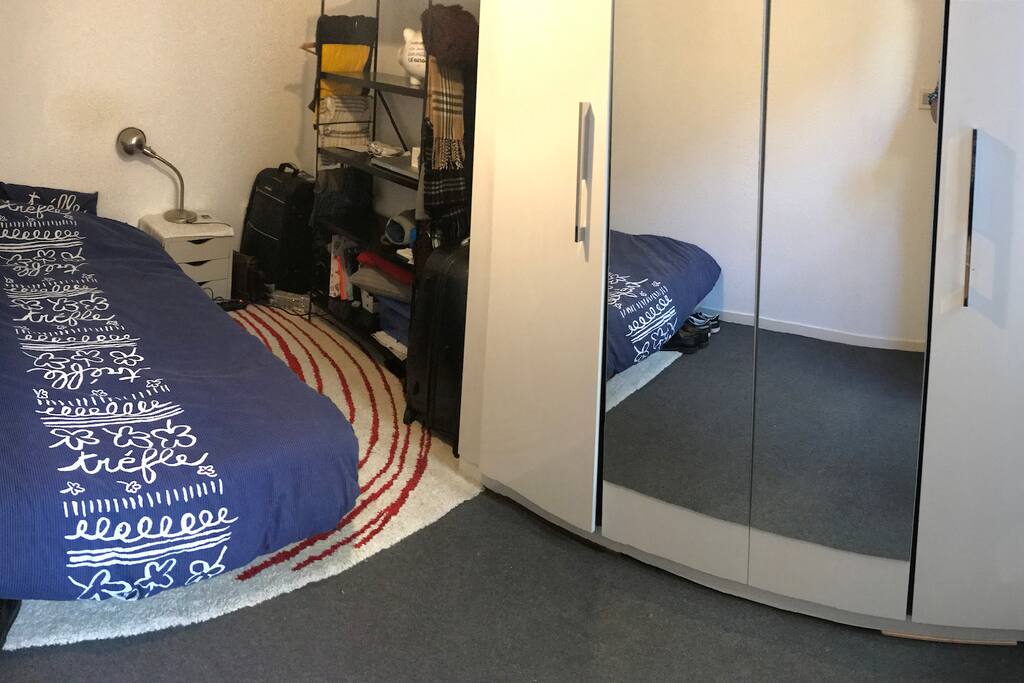 Chambre avec grands miroirs