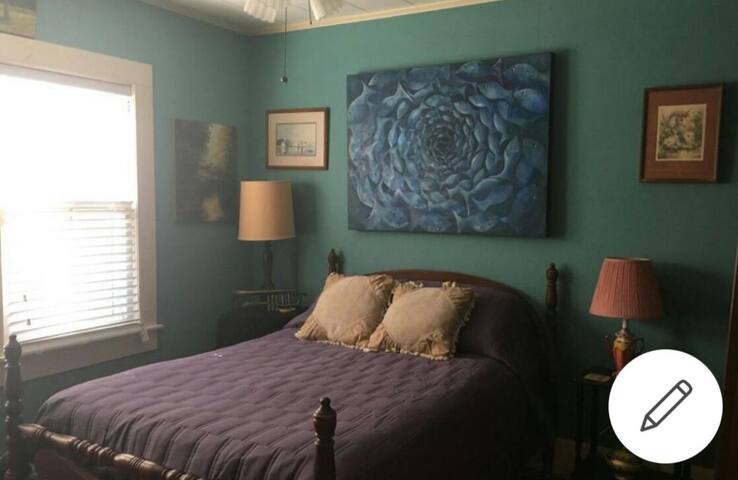 Cozy room at Jane's house hosted by Jane