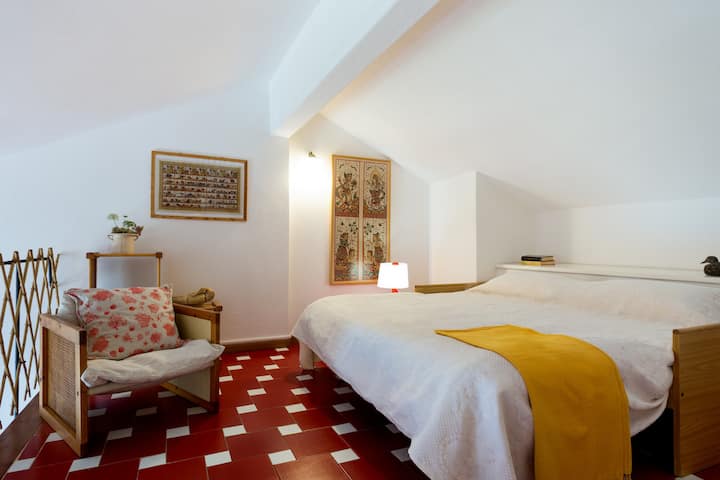 La terza camera nel soppalco è un openspace con un letto doppio standard (160x200 cm), un singolo (90x200 cm), e un secondo bagno. Uno spazio autonomo rispetto alle camere al piano inferiore, ma non adatto a minori e disabili.