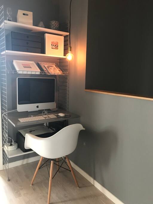 Arbetsyta på andra våningen med skrivbord, plats för egen laptop.