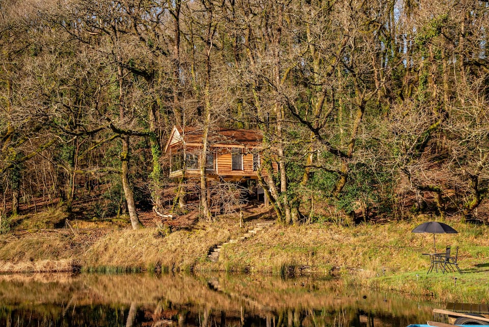 An off-grid treehouse above a hidden lake, Eworthy, Devon, United Kingdom, photo 6 of 10