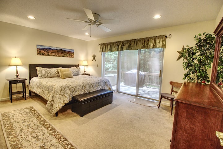 Главна спалня - суперголямо двойно легло, самостоятелна баня, хидромасажна  вана