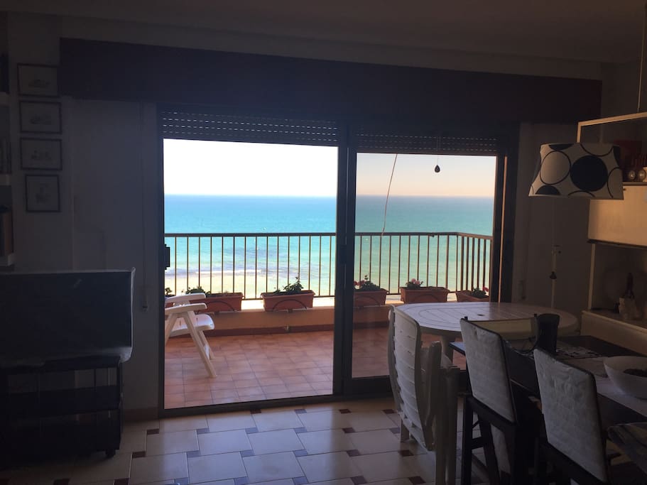 Salón comedor con vistas al mar. Dinningroom with see view