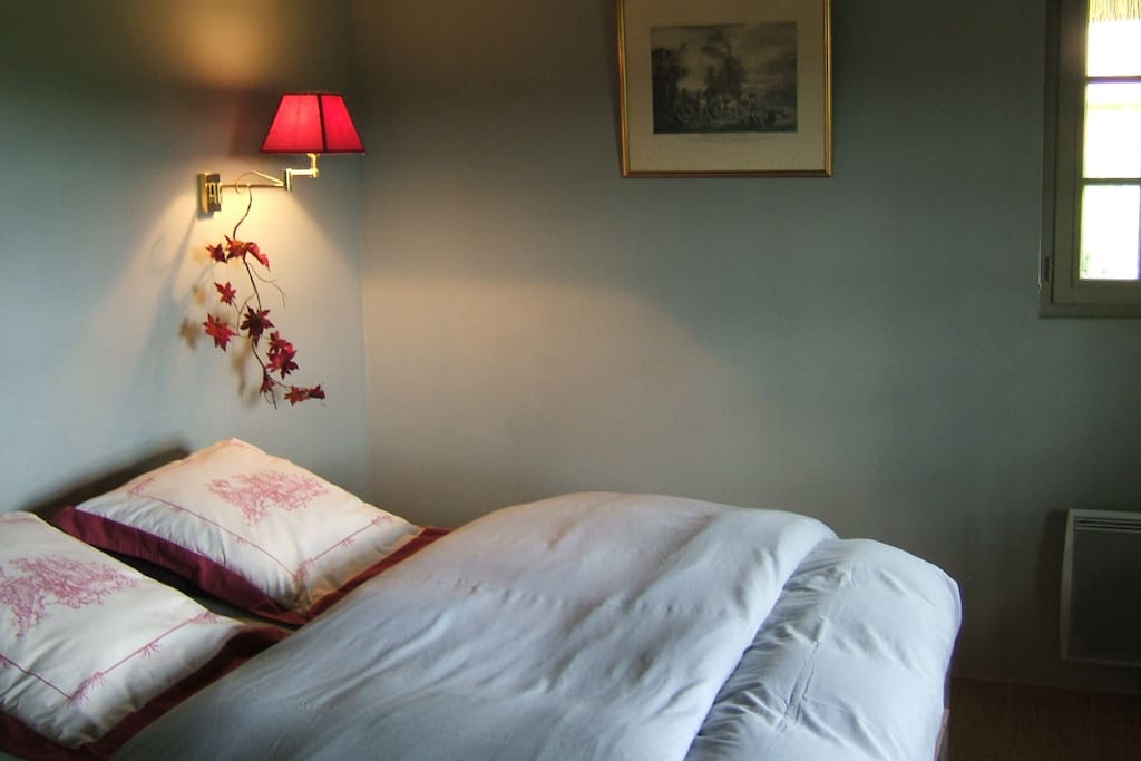 La chambre avec un grand lit