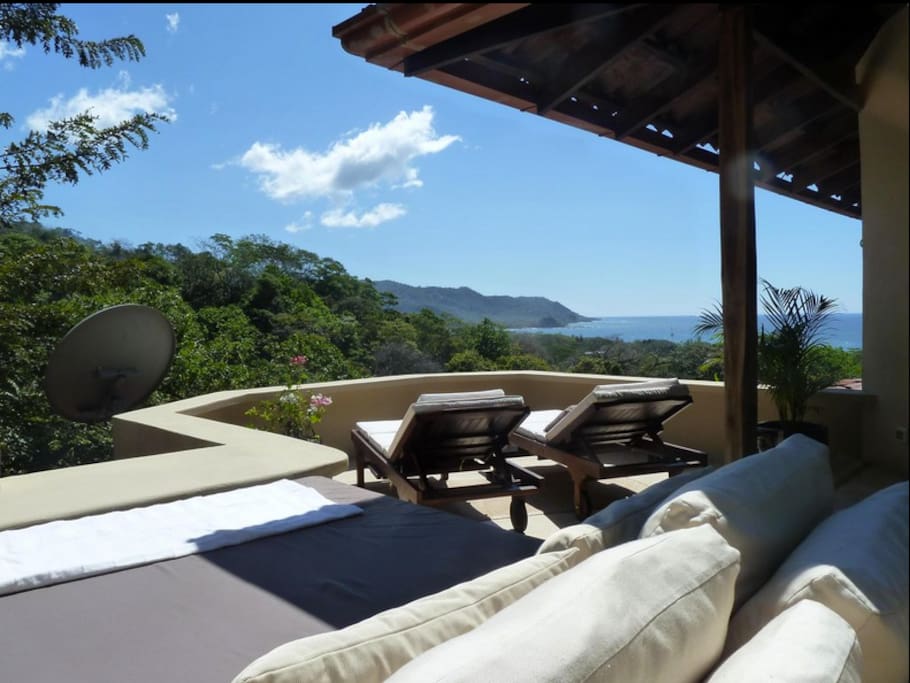 Sundeck with daybed and view of Cabo Blanco ...!M