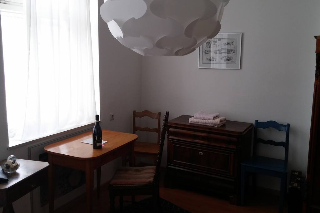 Ein kleiner Tisch und ein Kleiderschrank stehen zur Verfügung für persönliche Dinge und zum verstauen der Kleidung. A little table and a cupboard are available to store private belongings and clothes.