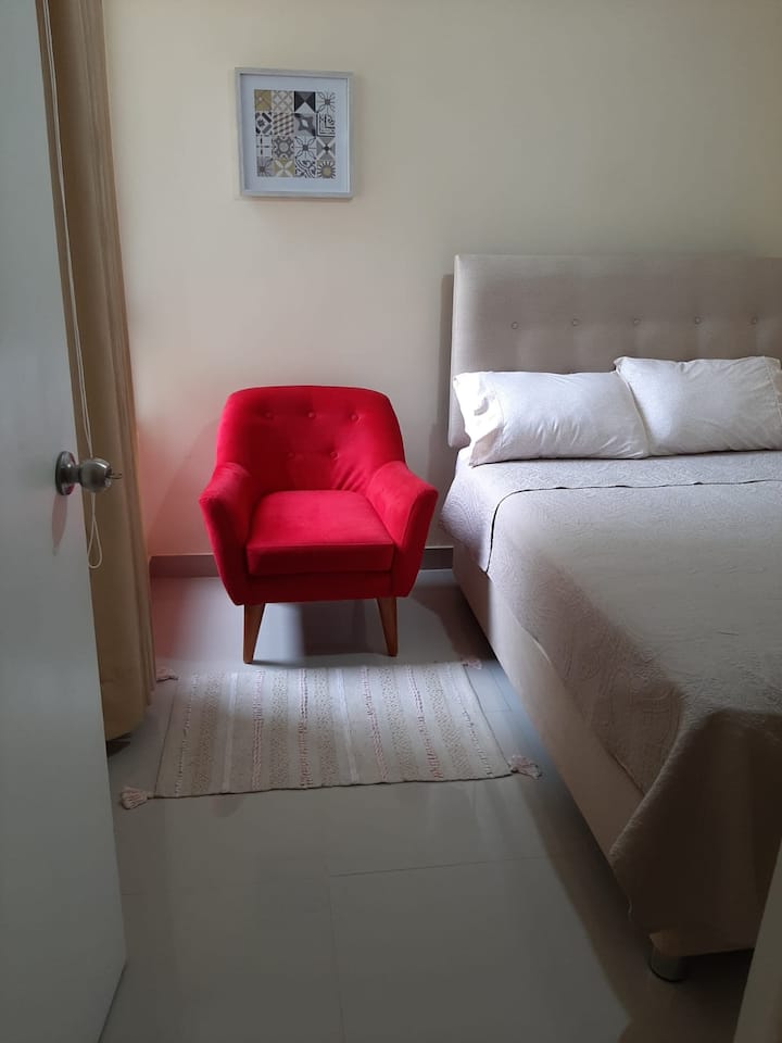 هنا يمكنك الاستمتاع بالراحة في الغرفة الرئيسية.