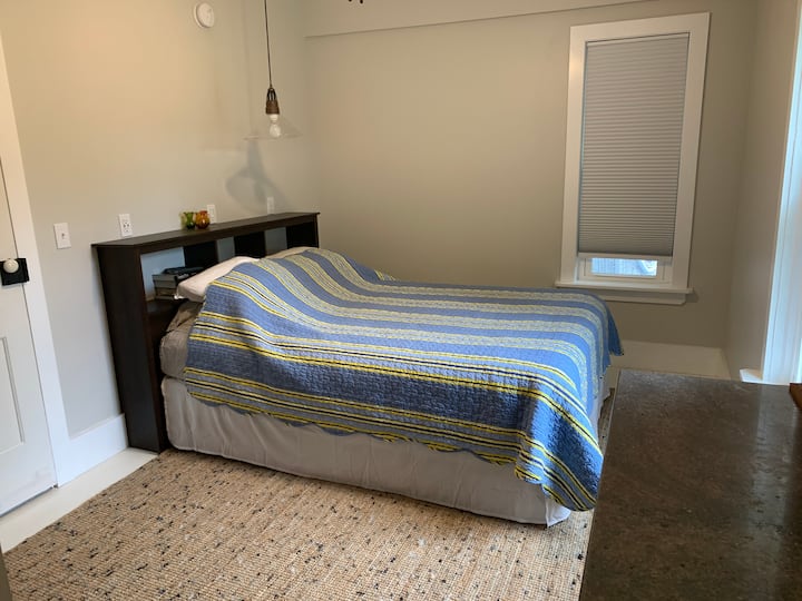 Dormitorio de abajo con cama tamaño queen