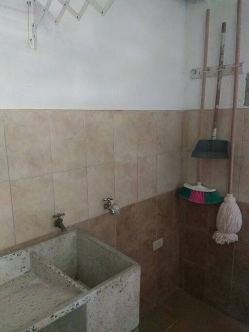 zona humeda,lavadero,colgadero de ropa.