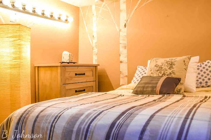 Cama de tamaño completo. Esta habitación también tiene un baño con ducha.