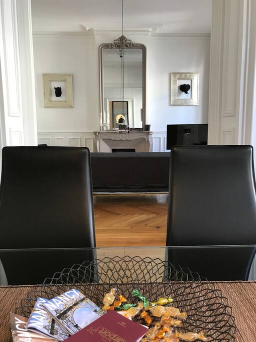 Décoré avec soin, cet appartement offre un haut niveau de confort.