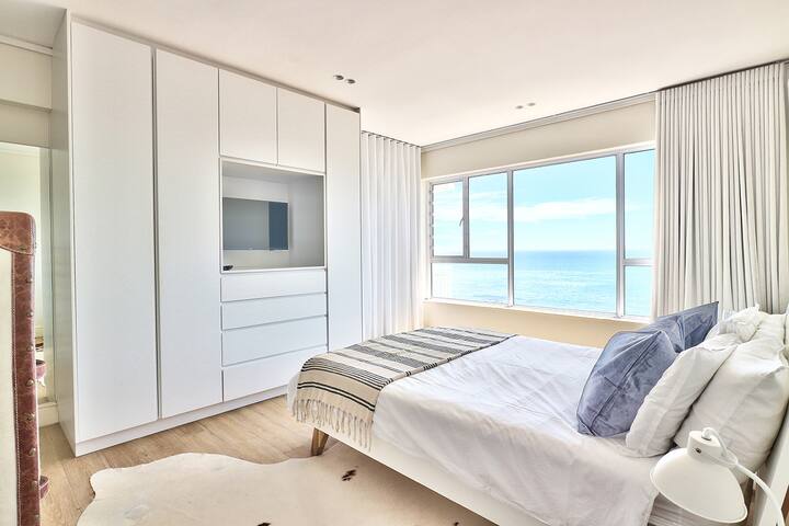 Bright Central Beachfront in Mouille Point gallery image 5
