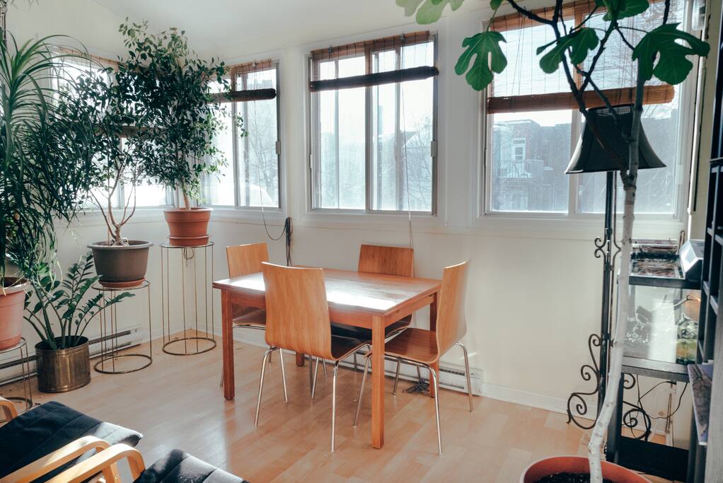 The table is enlargeable with two integrated pannels.