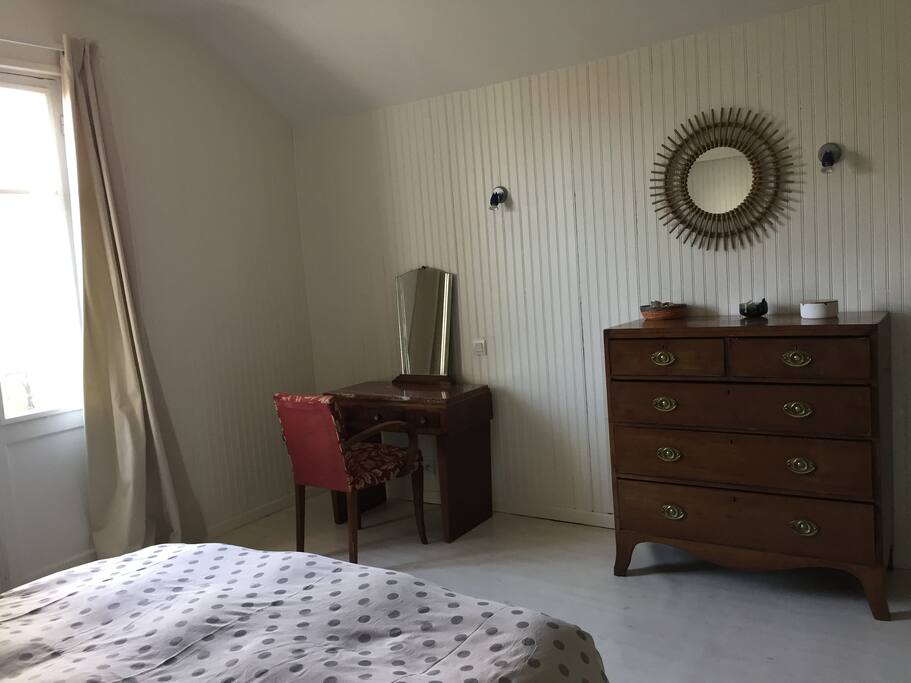 Chambre 1 à l'étage avec balcon