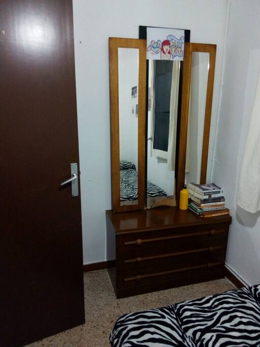 Se deja una balda para ropa!