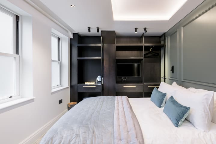 Minimalist Mayfair Abode with Elegant Panelling and Parquet gallery image 2