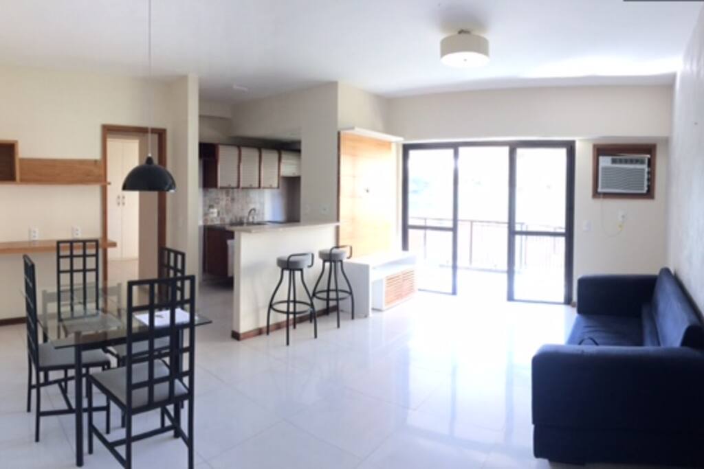 Sala espaçosa e Cozinha Americana