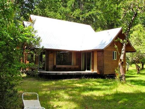 Cabin with direct access to Lake Caburgua 8 P