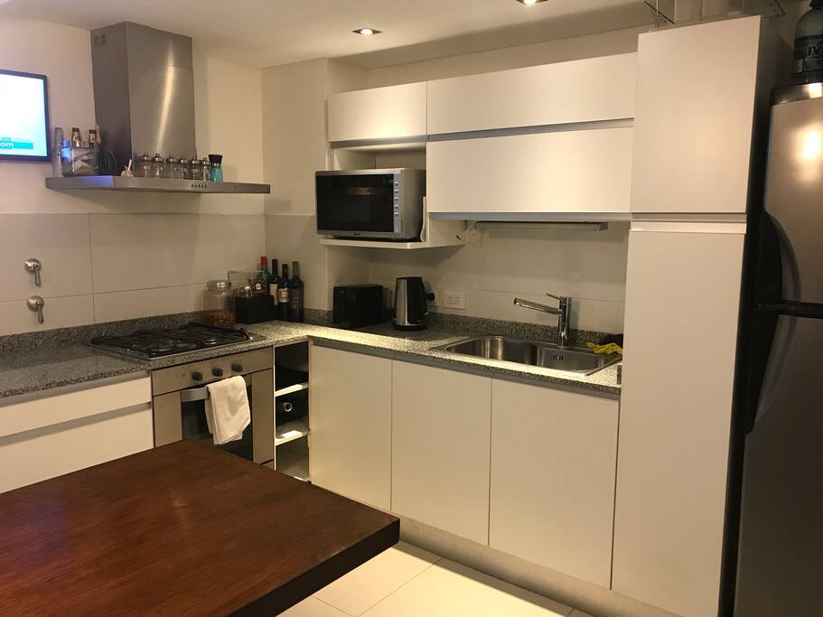 Cocina equipada con barra desayunadora (2 butacas), microondas, pava eléctrica, cafetera nespresso, t.v con cable.
Lavadero incluido con lava ropas, plancha y tender