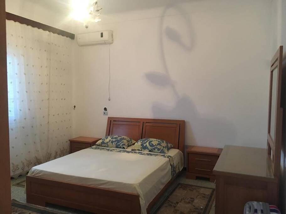 Une chambre familiale avec un grand dressing et climatiseur