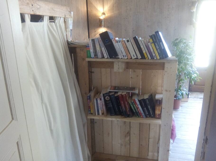 Le lit se trouve derrière la bibliothèque