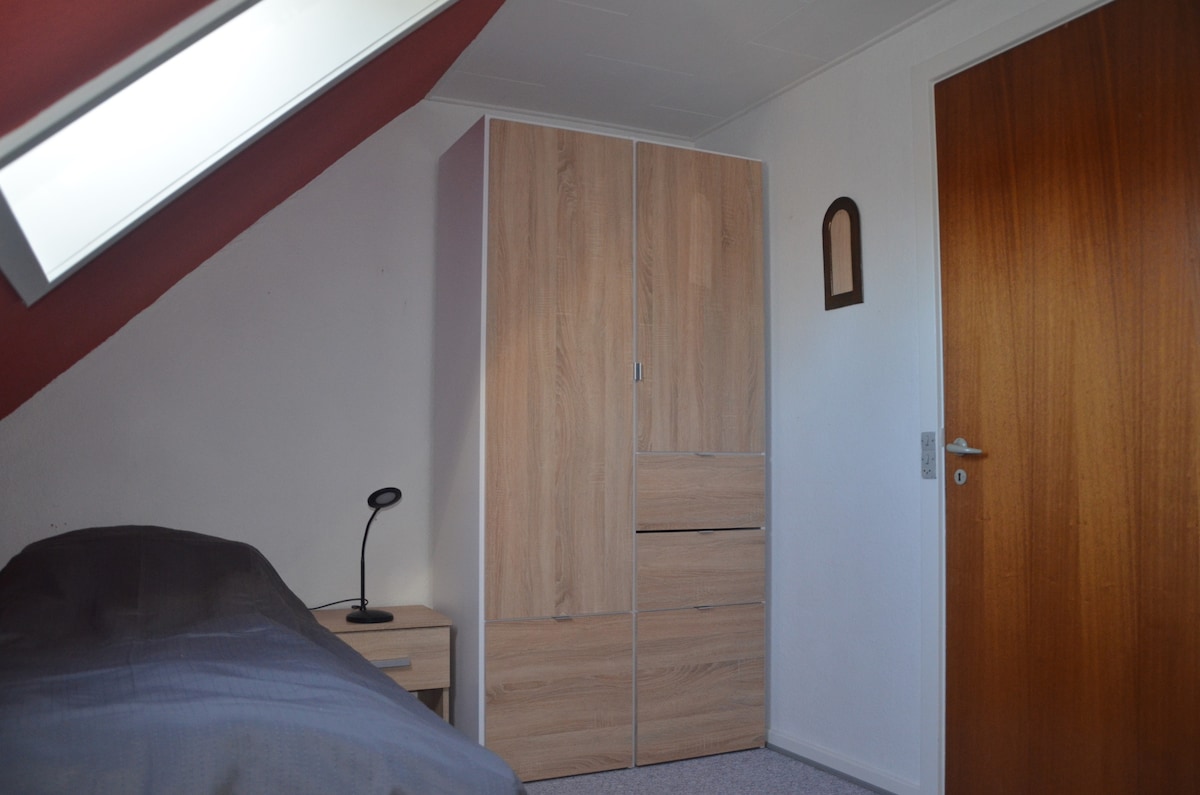 Spavaća soba 6: Dodatna soba br. 1 u stanu njegovatelja. 2 kreveta za jednu osobu.