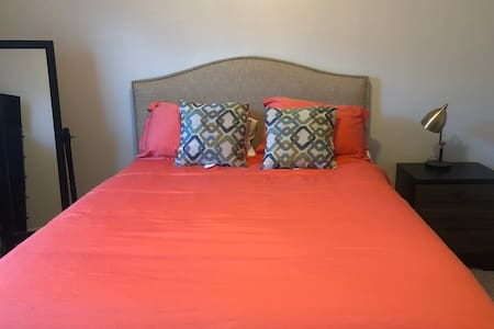 Private Bed and Bath in Midtown Phoenix Townhome