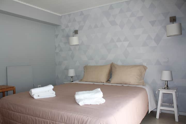 chambre 1 avec lit double donnant sur la piscine