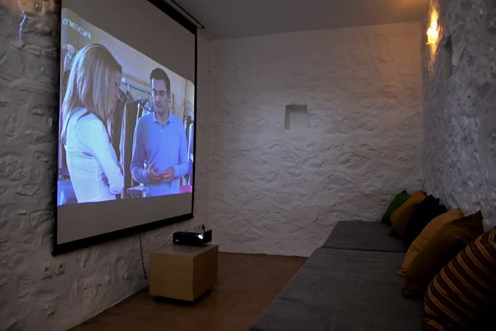 "Dhomë e ftohtë" me projektor me ekran 80 inç. Sill shkopin tënd usb! 