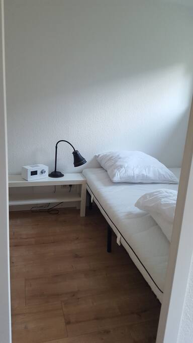Schlafzimmer mit einem 1.40 Meter Bett und Kleiderschrank.