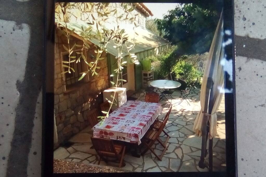 terrasse ombragée près de la piscine