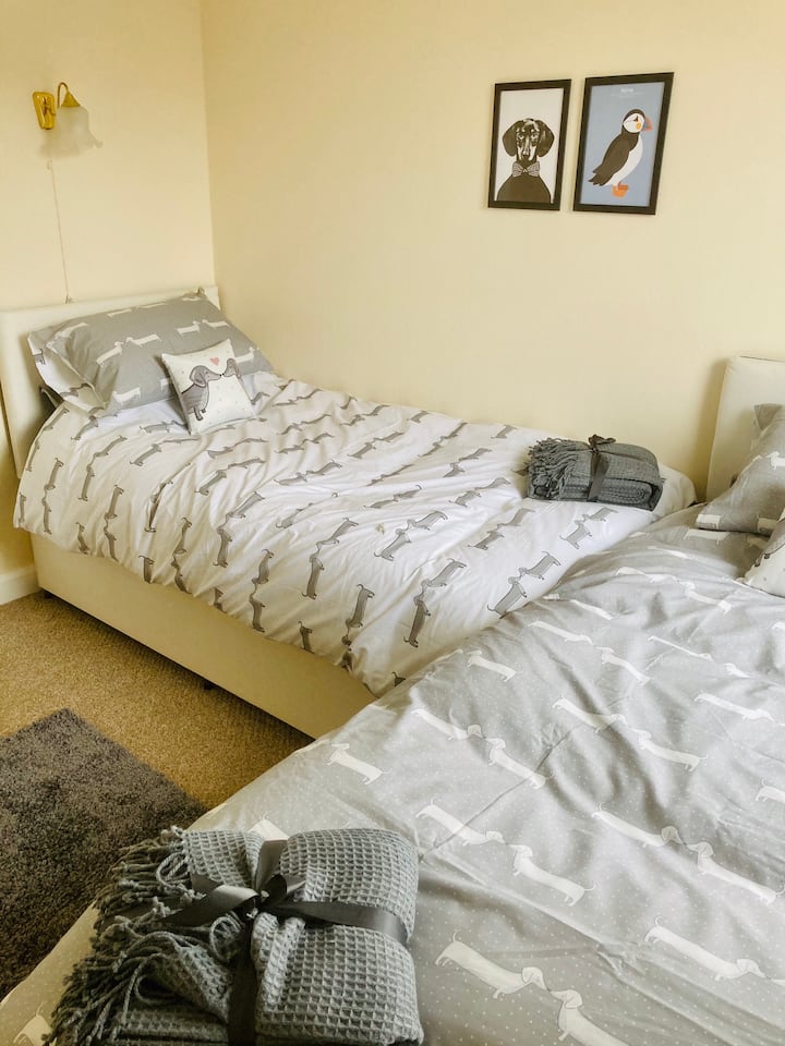 Second bedroom with 2 single beds