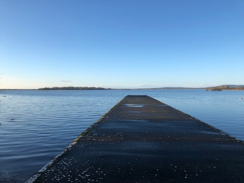 Quiet, Spacious Lake lodge on Lough Ree