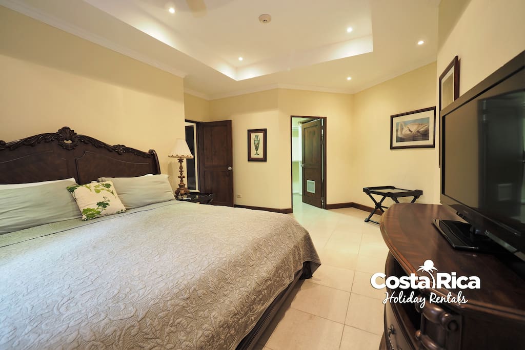 Master Bedroom, 32" flat screen, King sized bed, private bath,