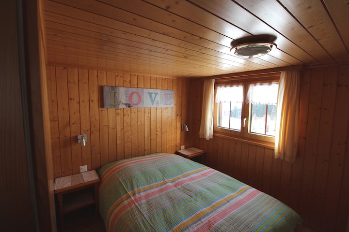 Dhoma 2, me një krevat dopio.