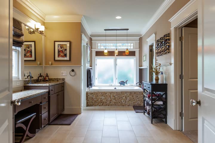 2階のマスターバスルームには、ウォークインスパシャワーとバスタブがあります。