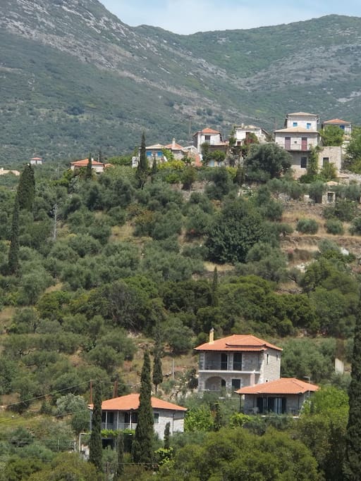 Πάνω, ο παραδοσιακός οικισμός Κοτρώνι