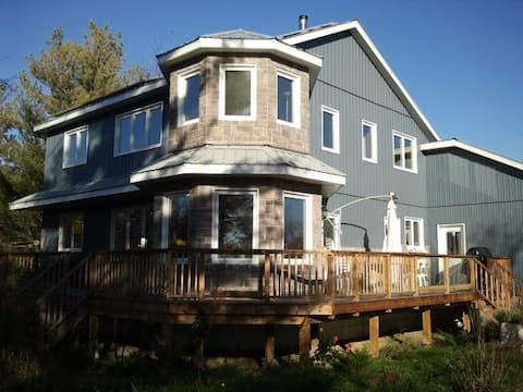 Top Airbnb: Cottage on the Frontenac Arch in South Frontenac